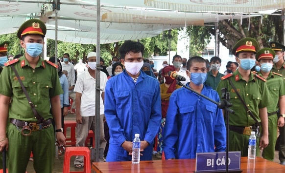 Các bị cáo Sa Liêm và Nguyễn Hoài Phương tại tòa.