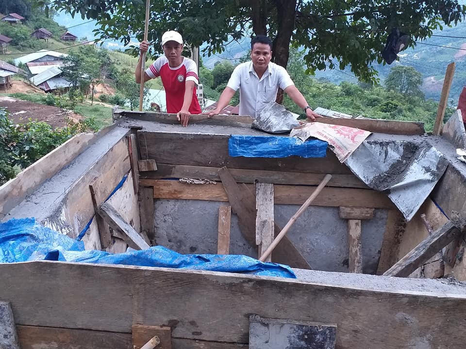 Anh Trần Phước Hùng (bên trái) đi khảo sát để xây dựng bể nước và đường ống dẫn tại làng Tu Gia, xã Trà Tập, huyện Nam Trà My, tỉnh Quảng Na. Ảnh: NLĐ.