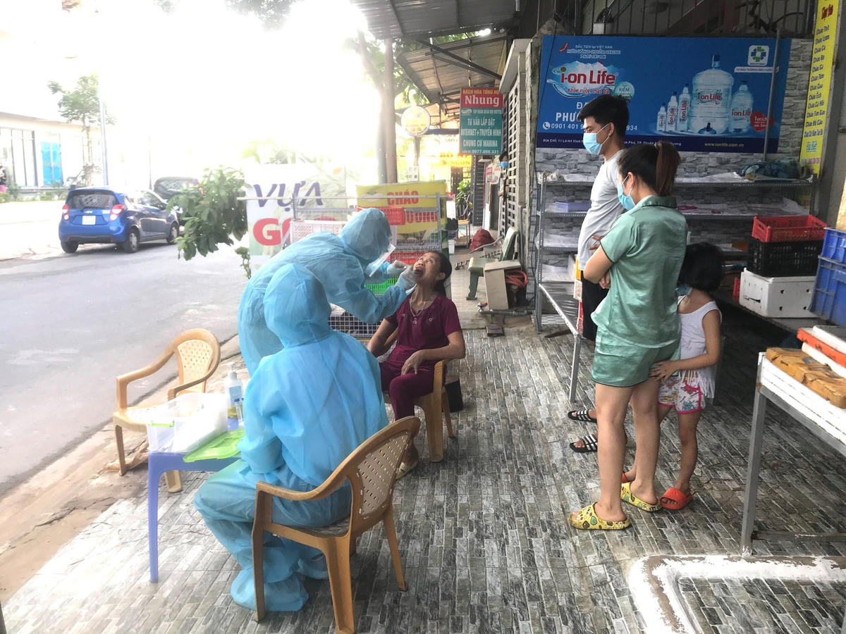Chốt kiểm soát dịch bệnh tại cầu Đồng Nai kiểm tra mang tính xác suất vì lượng người, phương tiện qua khu vực này khá đông.