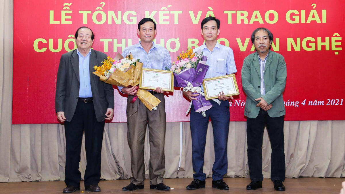 Chủ tịch và nguyên Chủ tịch Hội Nhà văn Việt Nam trao giải B cho hai tác giả đoạt giải B.