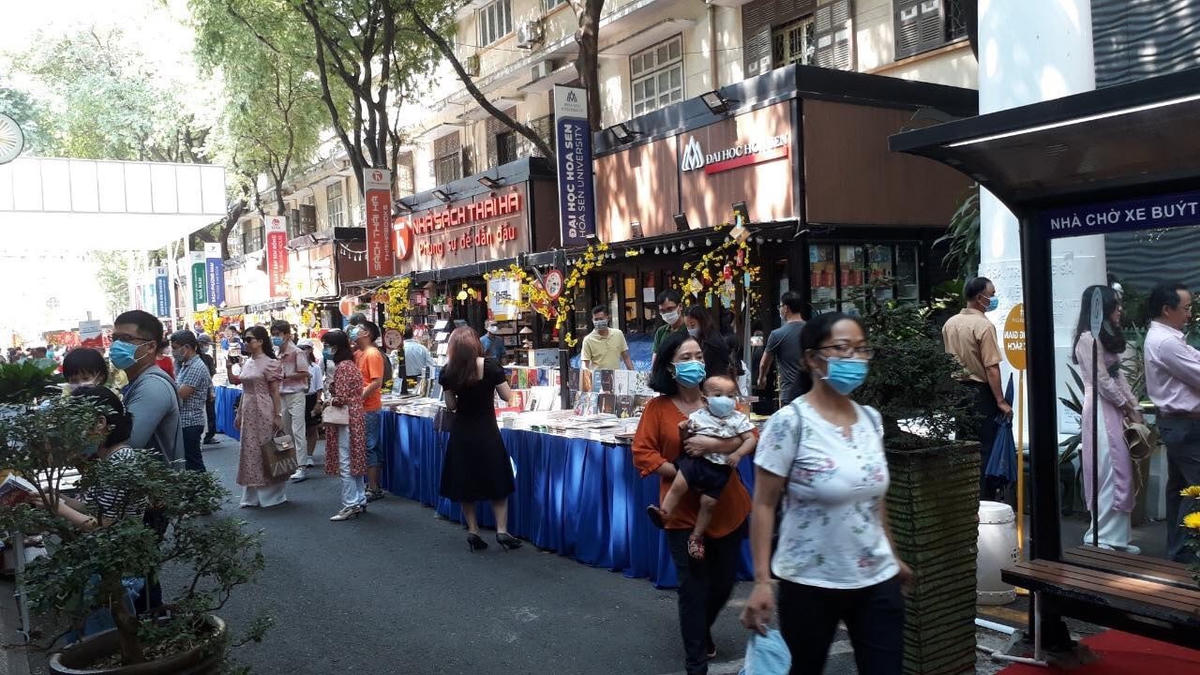 Người dân di chuyển trên đường phố nghiêm túc thực hiện đeo khẩu trang y tế.