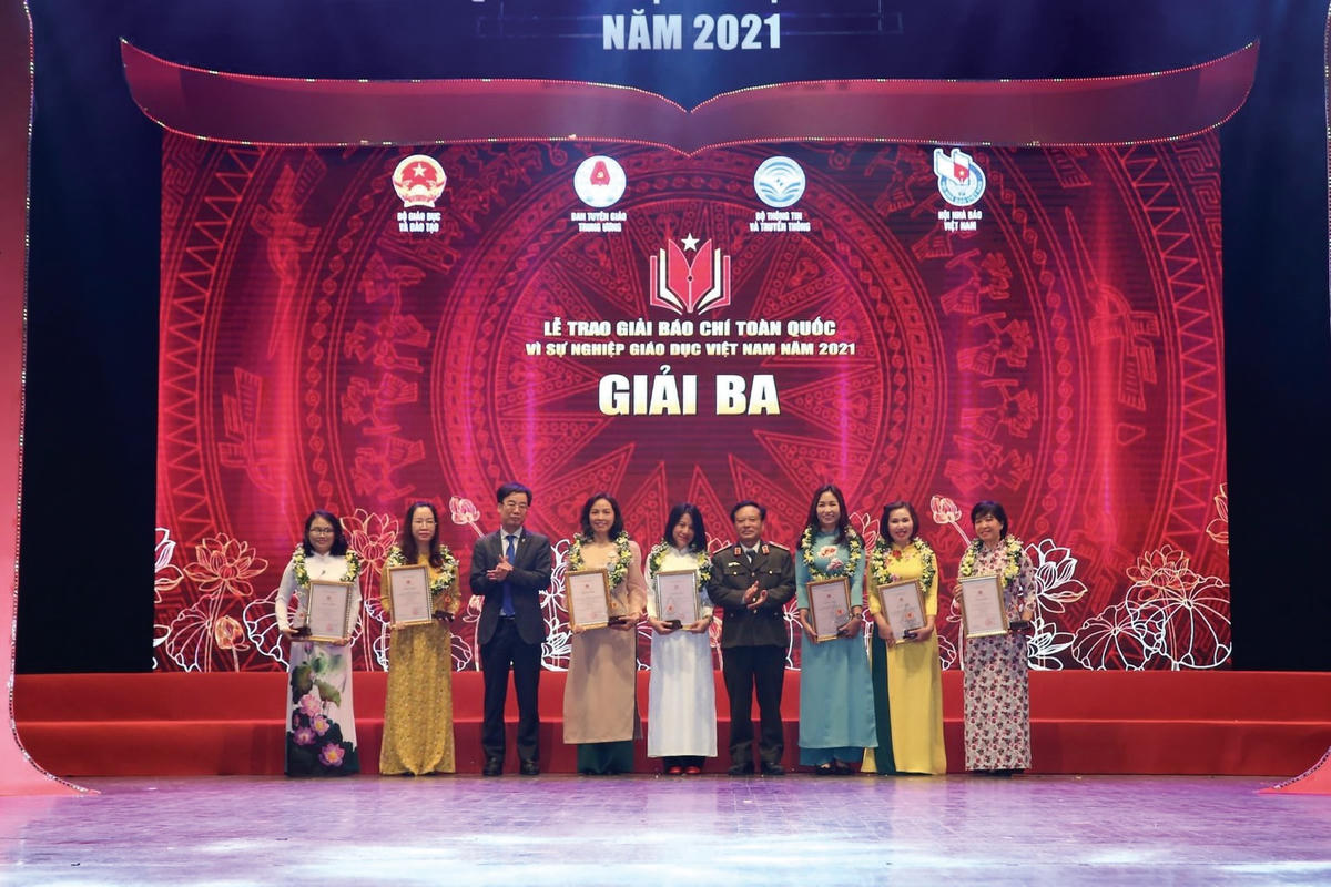 Phóng viên Báo Đại Đoàn Kết nhận giải Ba - Giải thưởng Vì sự nghiệp Giáo dục Việt Nam 2021.