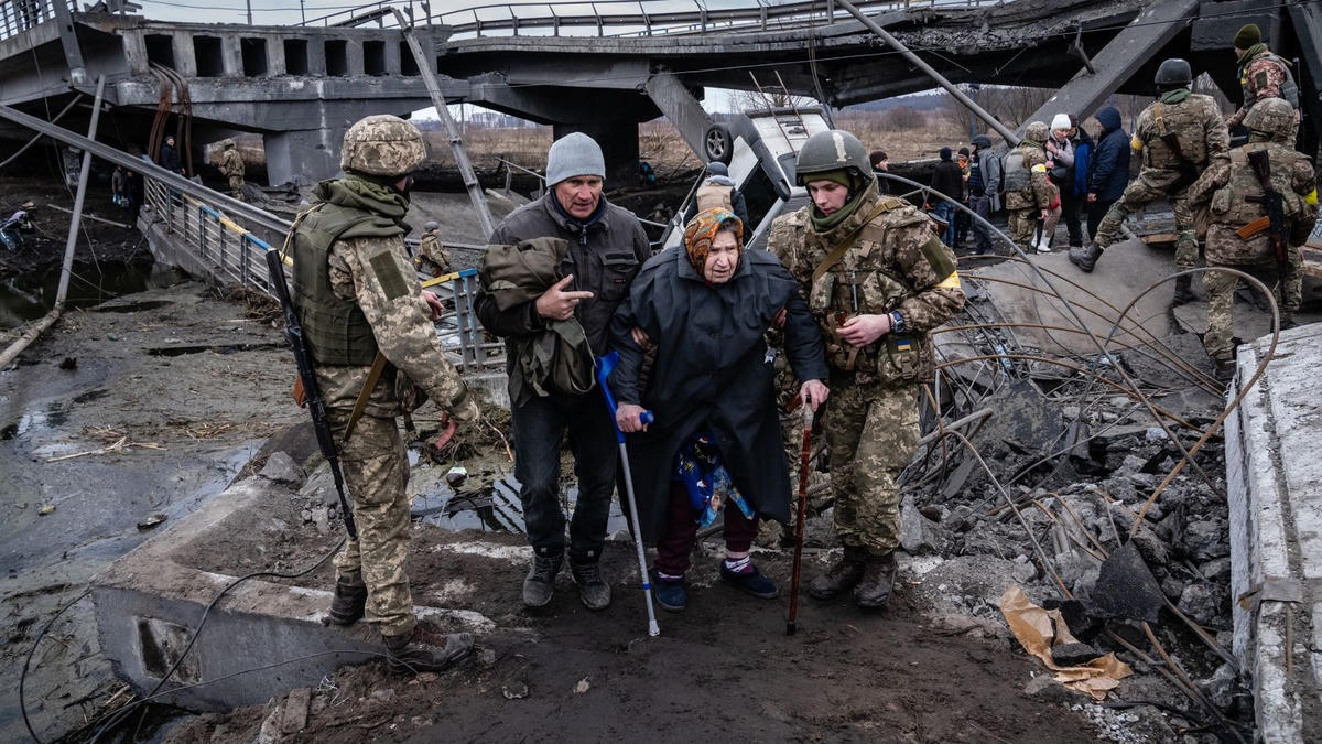 Người dân Ukraine băng qua một cây cầu tại sông Irpin ở ngoại ô thủ đô Kiev, Ukraine. Ảnh: AP.