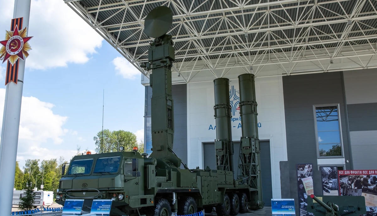 Tổ hợp tên lửa phòng không đa kênh cơ động cao 98P6E Abakan. (Nguồn: Defense News).