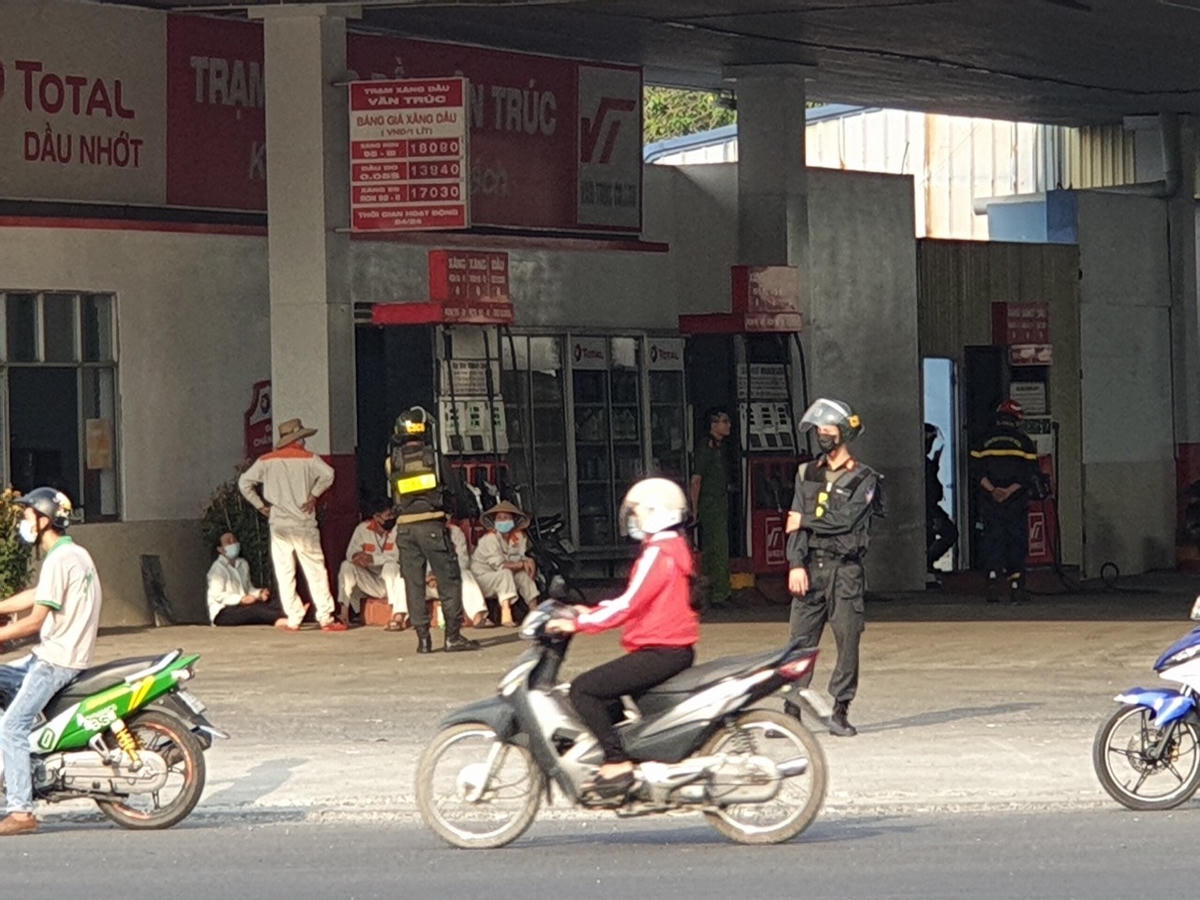 Lực lượng Công an phong tỏa, kiểm tra các cây xăng Vân Trúc.
