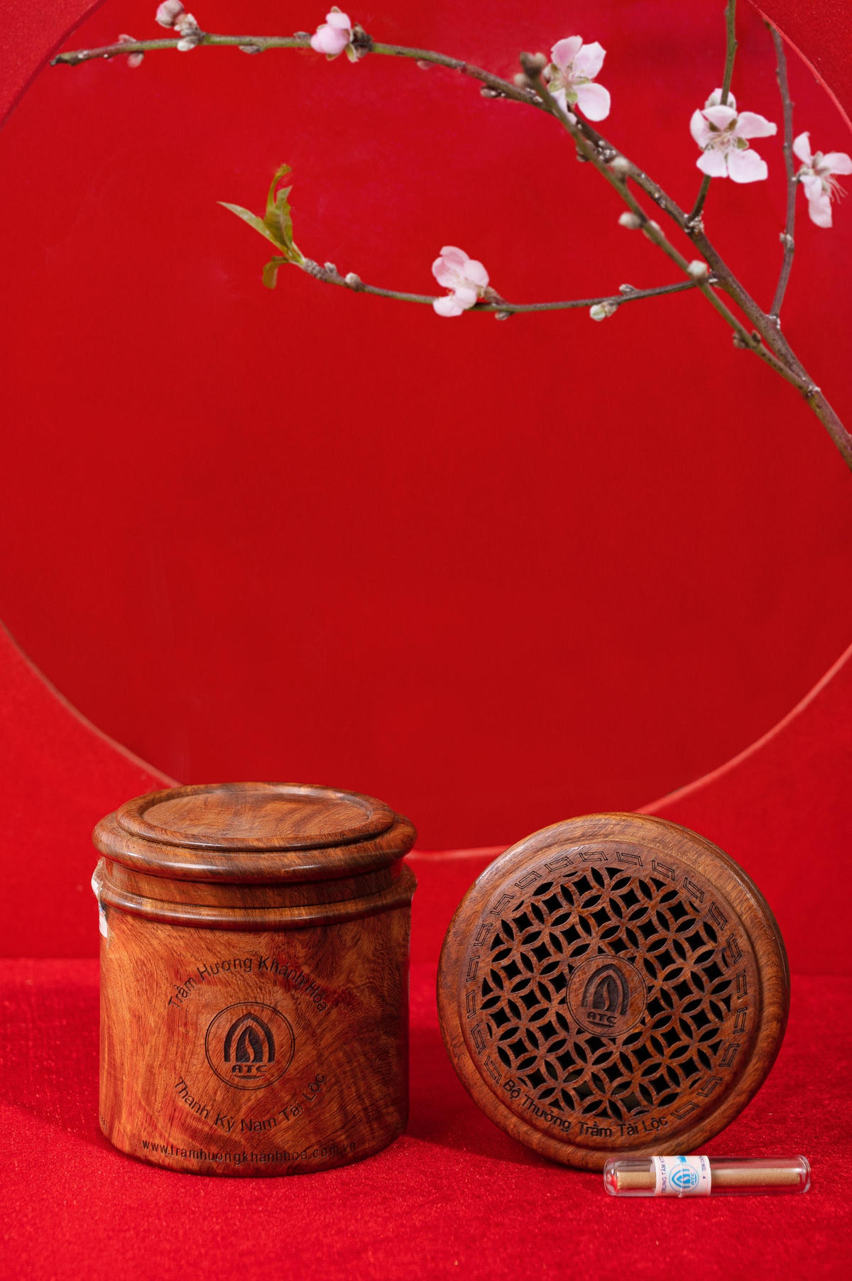 Hương Trầm hiện hữu những ngày đầu xuân khai mở trong tâm thức mỗi người vạn ý thiện điều lành.