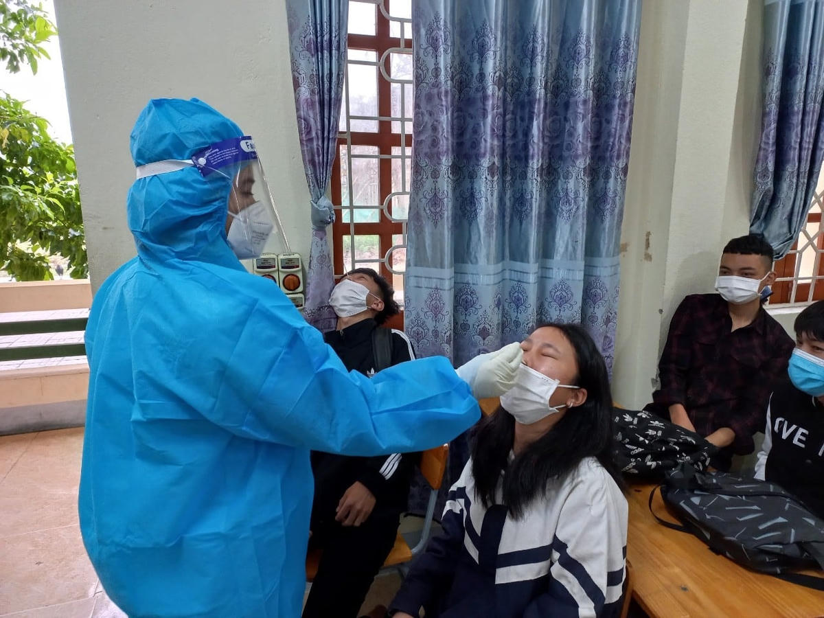 Học sinh cũng được test Covid-19 trước khi vào học.