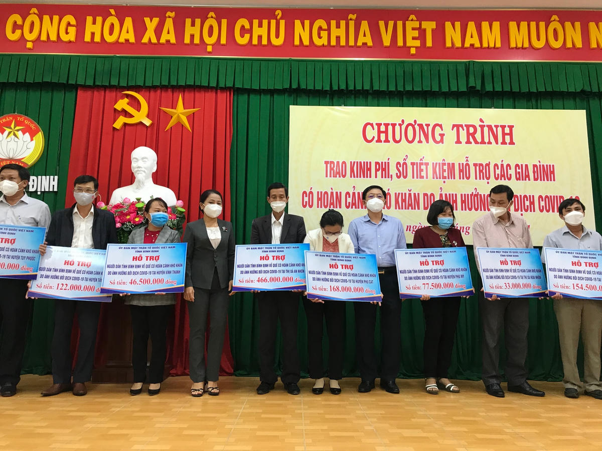 Bí thư Tỉnh ủy Bình Định Hồ Quốc Dũng và Chủ tịch Ủy ban MTTQ Việt Nam tỉnh Nguyễn Thị Phong Vũ trao kinh phí hỗ trợ cho đại diện các địa phương trên địa bàn tỉnh.