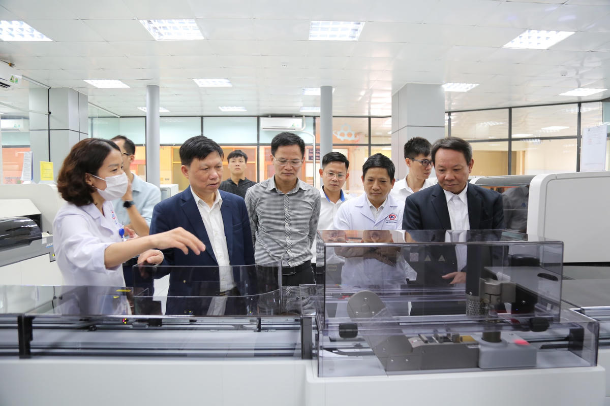 Hội đồng thẩm định kiểm tra, công nhận Bệnh viện đa khoa tỉnh Quảng Ninh là một trong 10 bệnh viện đầu tiên của cả nước triển khai thành công bệnh án điện tử.  
