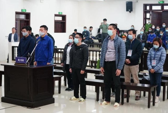 Các bị cáo nghe HĐXX tuyên án.