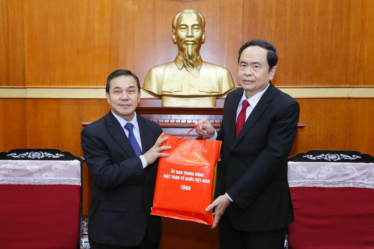 Chủ tịch UBTƯ MTTQ Việt Nam Trần Thanh Mẫn tặng quà lưu niệm cho Đại sứ nước CHDCND Lào tại Việt Nam Sengphet Hounboungnuang. Ảnh: Quang Vinh.