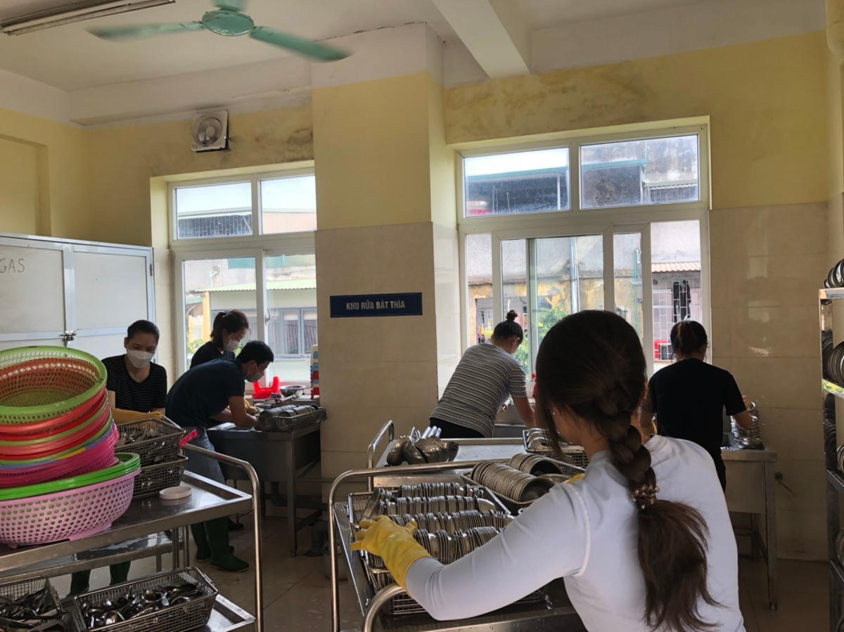 Dọn dẹp khu vực phòng bếp và phòng ăn.