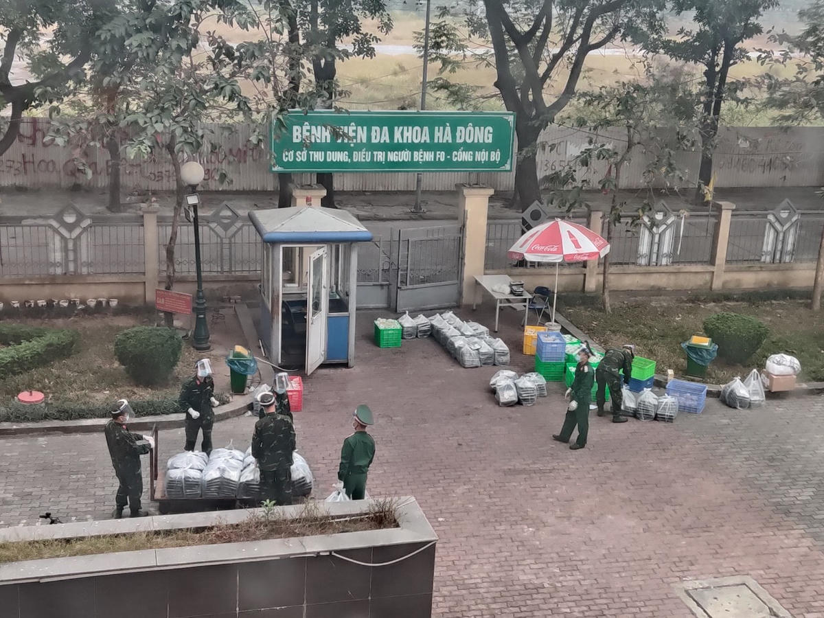 Tiếp nhu yếu phẩm tại khu cách ly ở cổng xanh.