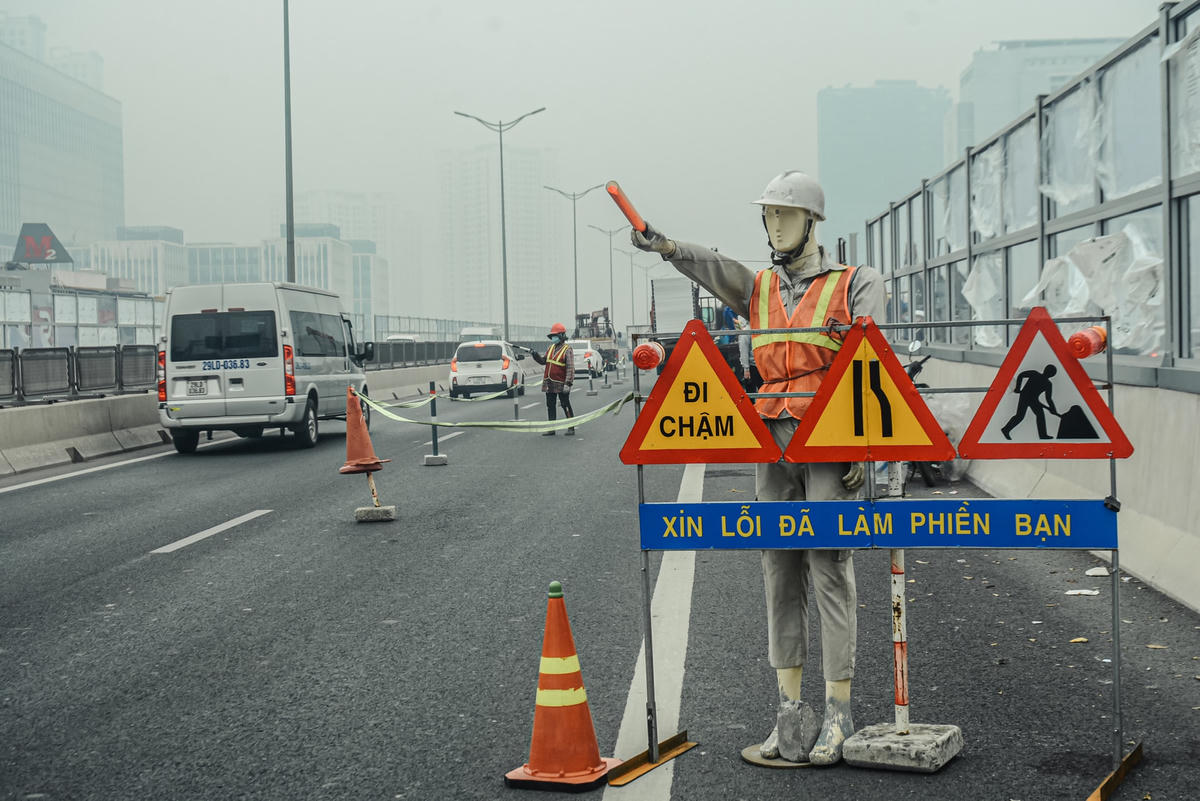 Đảm bảo an toàn cho các phương tiện lưu thông qua đoạn đường đang thi công, nhà thầu đã lắp đặt các biển cảnh báo, ma-nơ-canh tại nhiều điểm trên cầu.