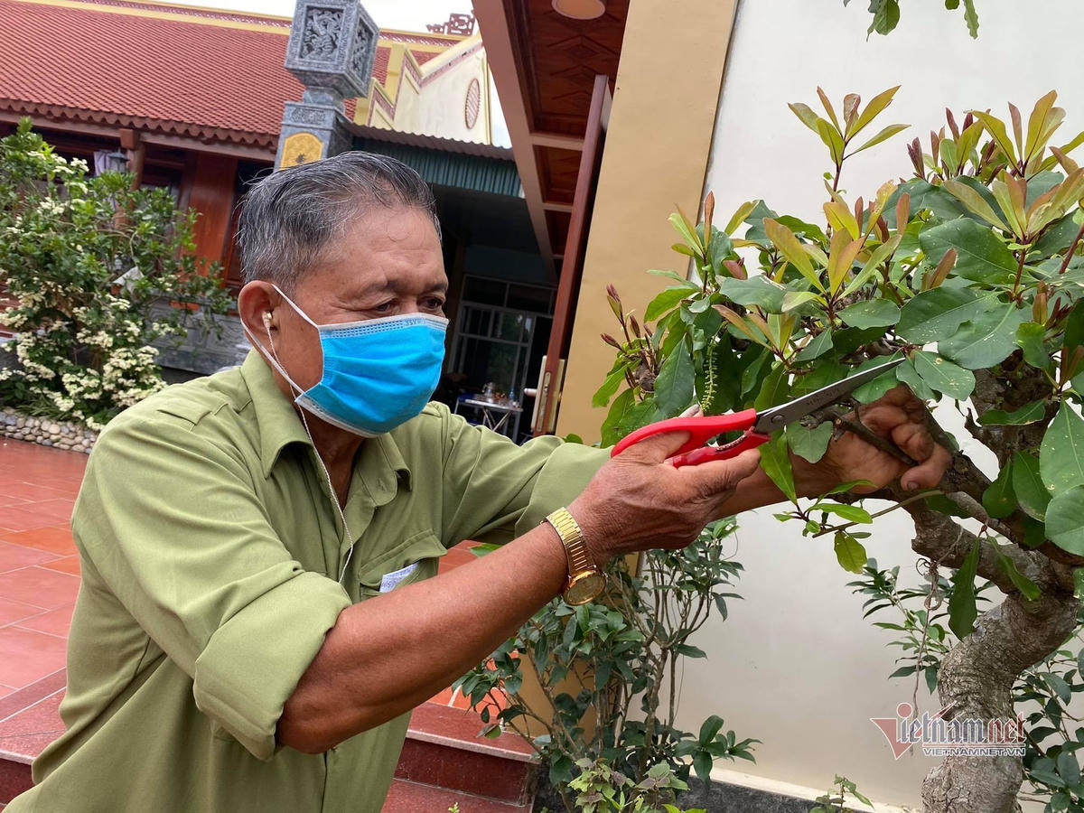 Bàn tay phải giúp ông Đệ sinh hoạt hàng ngày.