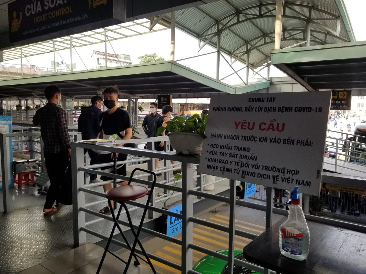 Dung dịch sát khuẩn được ban quản lí bến xe trang bị cho người dân.