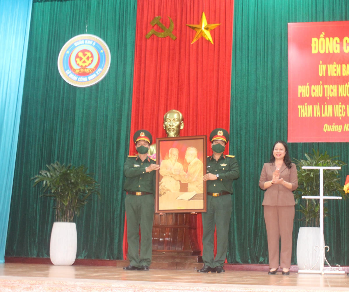 Phó Chủ tịch nước Võ Thị Ánh Xuân tặng bức tranh ý nghĩa cho chiến sỹ của Lữ đoàn 270.
