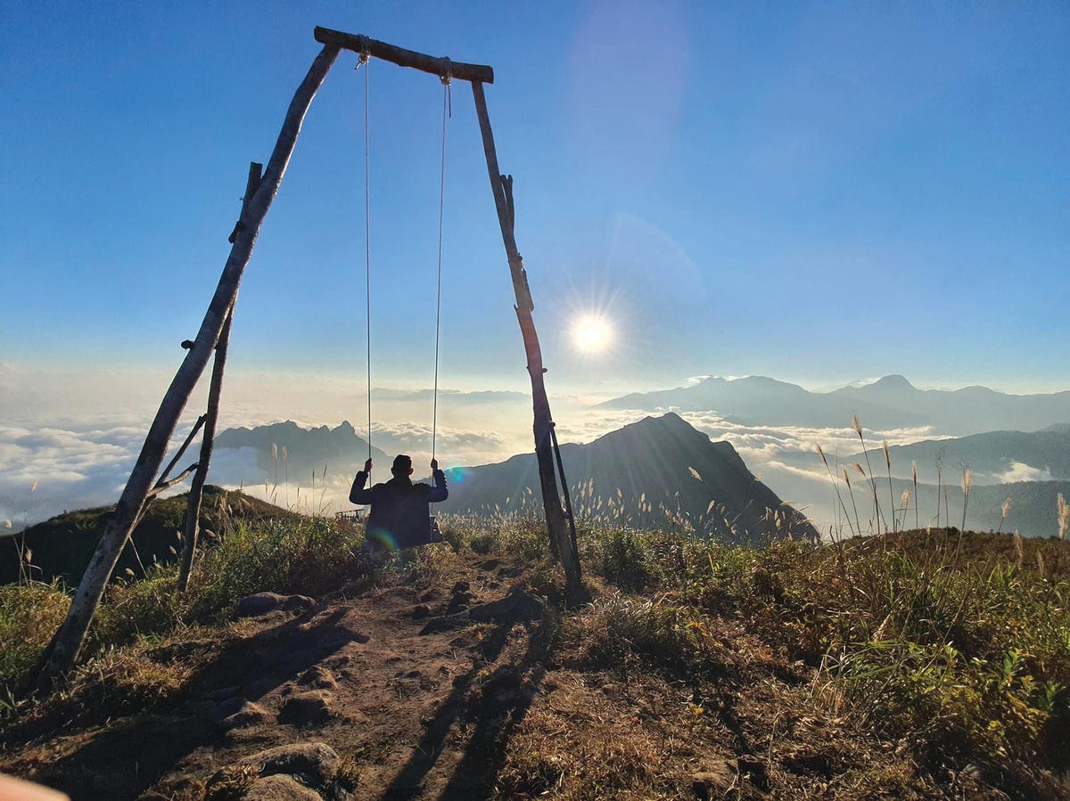 Chiếc xích đu “huyền thoại” ở độ cao 2.800 m ngắm biển mây ở Ky Quan San.