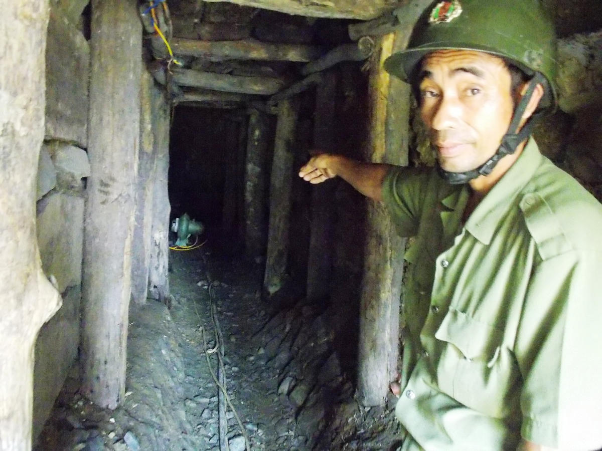 Một lối đi vào đường hầm khai thác vàng ở Quảng Nam.