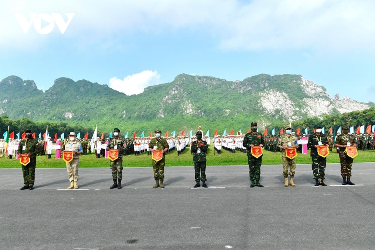 Trung tướng Nguyễn Văn Nghĩa chụp ảnh chung với các đội tuyển.