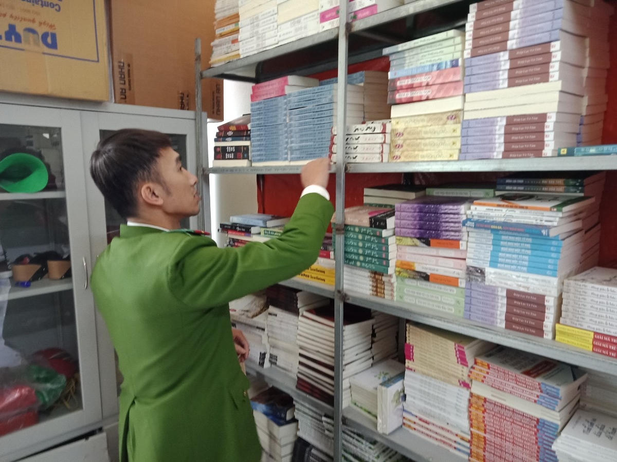 'Đột nhập' kho sách, phát hiện hơn 4 vạn cuốn sách nghi lậu