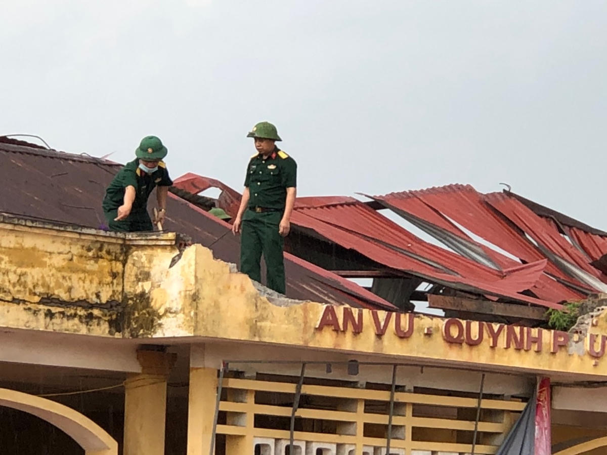 Mái trụ sở xã An Vũ bị dông làm hư hỏng.