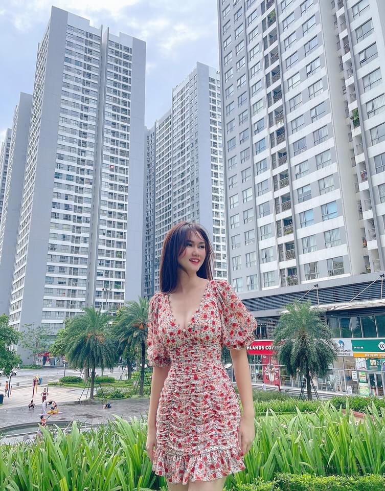 Nhận được sự ủng hộ của khán giả là vậy nhưng Hương Giang cũng phải đối mặt với nhiều áp lực khi yêu người ít tuổi hơn mình, nhất là khi cô từng đổ vỡ trong cuộc hôn nhân trước đó. Tuy nhiên, đó không phải rào cản với chuyện tình cảm của họ. Hương Giang hạnh phúc vì có Đình Tú đồng hành trong mọi việc. Hơn hết, anh còn rất yêu thương con gái của cô.