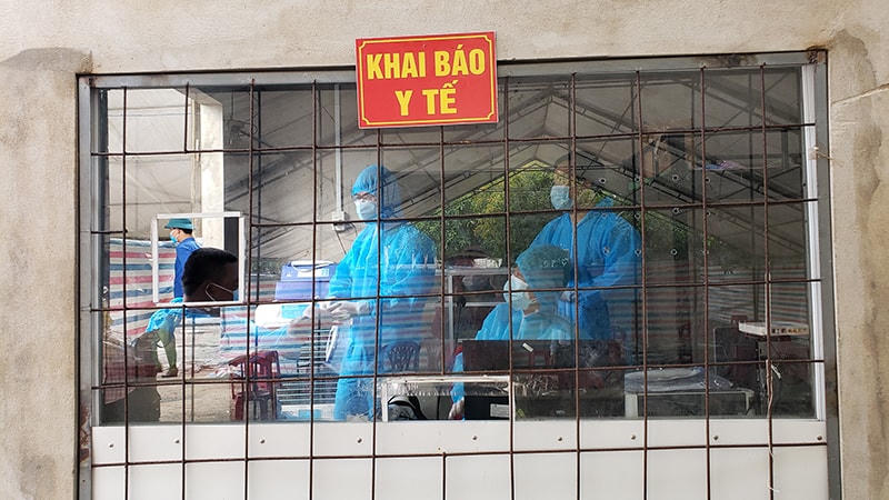Công dân Quảng Bình về quê bắt buộc test nhanh Covid-19 trước khi đưa về các khu cách ly tập trung.