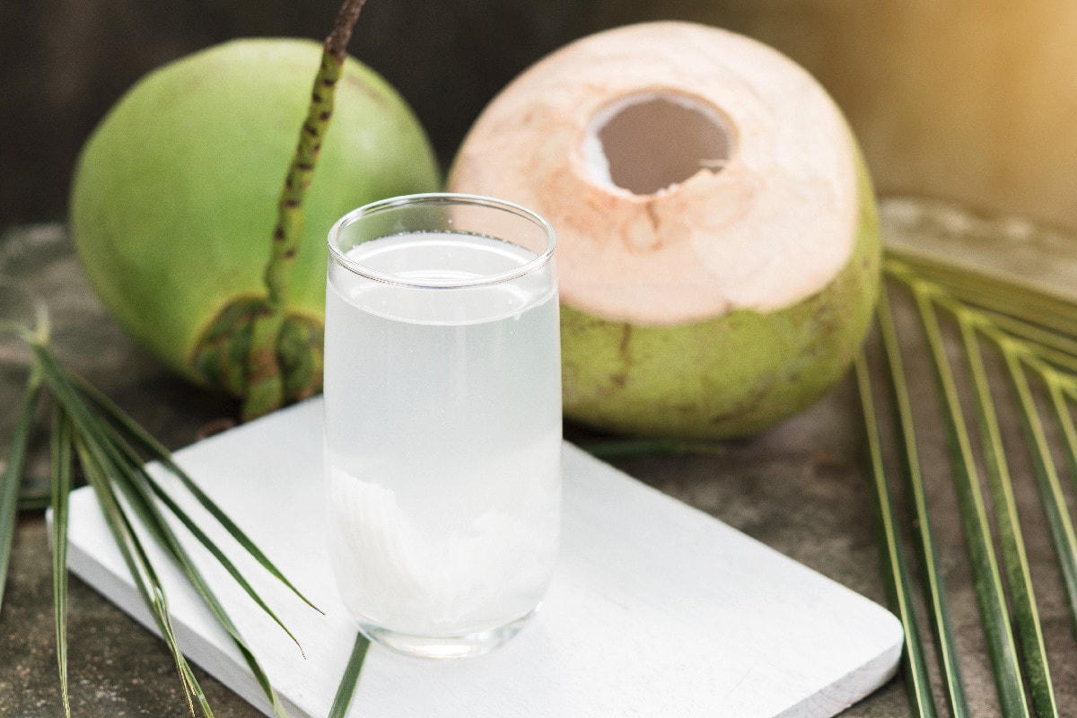 Không nên uống quá nhiều nước dừa.