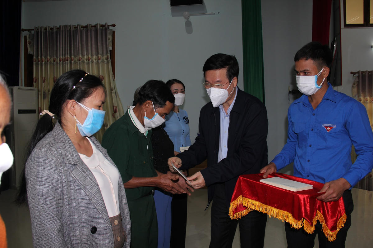 Thường trực Ban Bí thư Võ Văn Thưởng tặng quà Tết cho người nghèo ở huyện miền núi Minh Long.