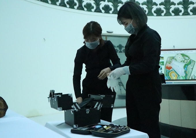 Ngoài trang điểm mặt, "khách hàng" là nữ được nhóm chị Loan sơn móng tay theo tông màu phù hợp với độ tuổi, sở thích, làm tóc, đeo bông tai theo nhu cầu của người nhà. Ảnh: Nhân vật cung cấp.