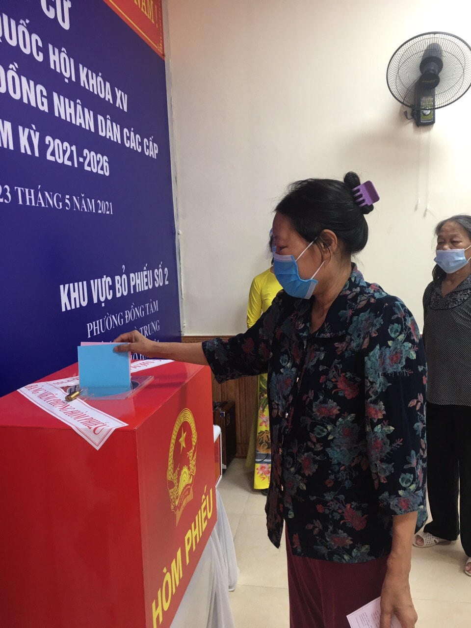 Cử tri tại "xóm chạy thận" đã có mặt tại khu vực bỏ phiếu từ rất sớm để bỏ phiếu.