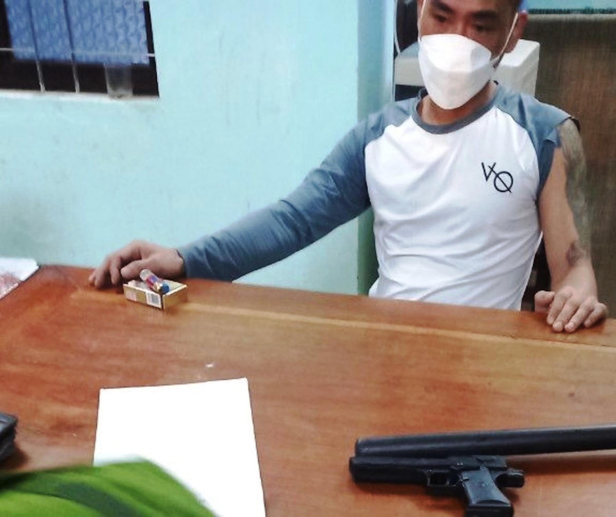 Thanh niên dùng súng uy hiếp con tin đòi nợ. (Ảnh CA Quảng Ngãi).