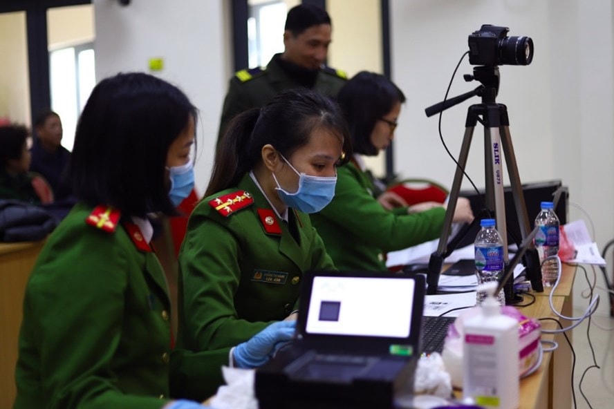 Công an quận Hoàn Kiếm (Hà Nội) cấp căn cước công dân gắn chip cho người dân.