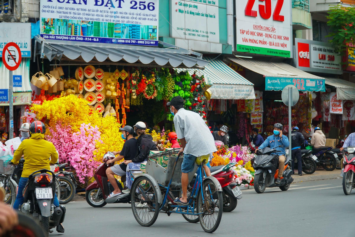 Một khu vực chợ chuyên bán đồ trang trí Tết.