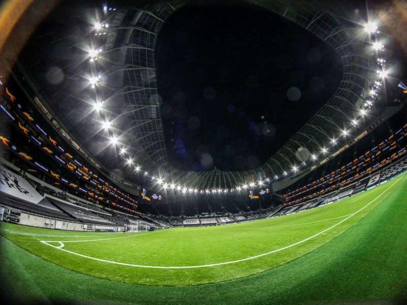 Trận đấu giữa Tottenham và Fulham đã không thể diễn ra do lo ngại Covid-19. (Ảnh: Pressform).
