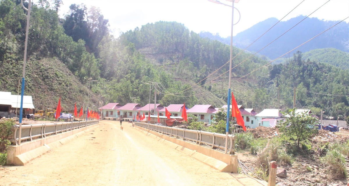 Cờ Tổ quốc tung bay trên đường dẫn vào nhà mới đồng bào Trà Leng.