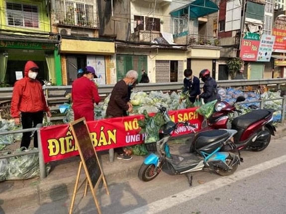Nhiều người đến mua ủng hộ nông sản tại điểm bán 38 Giải Phóng, Hà Nội.