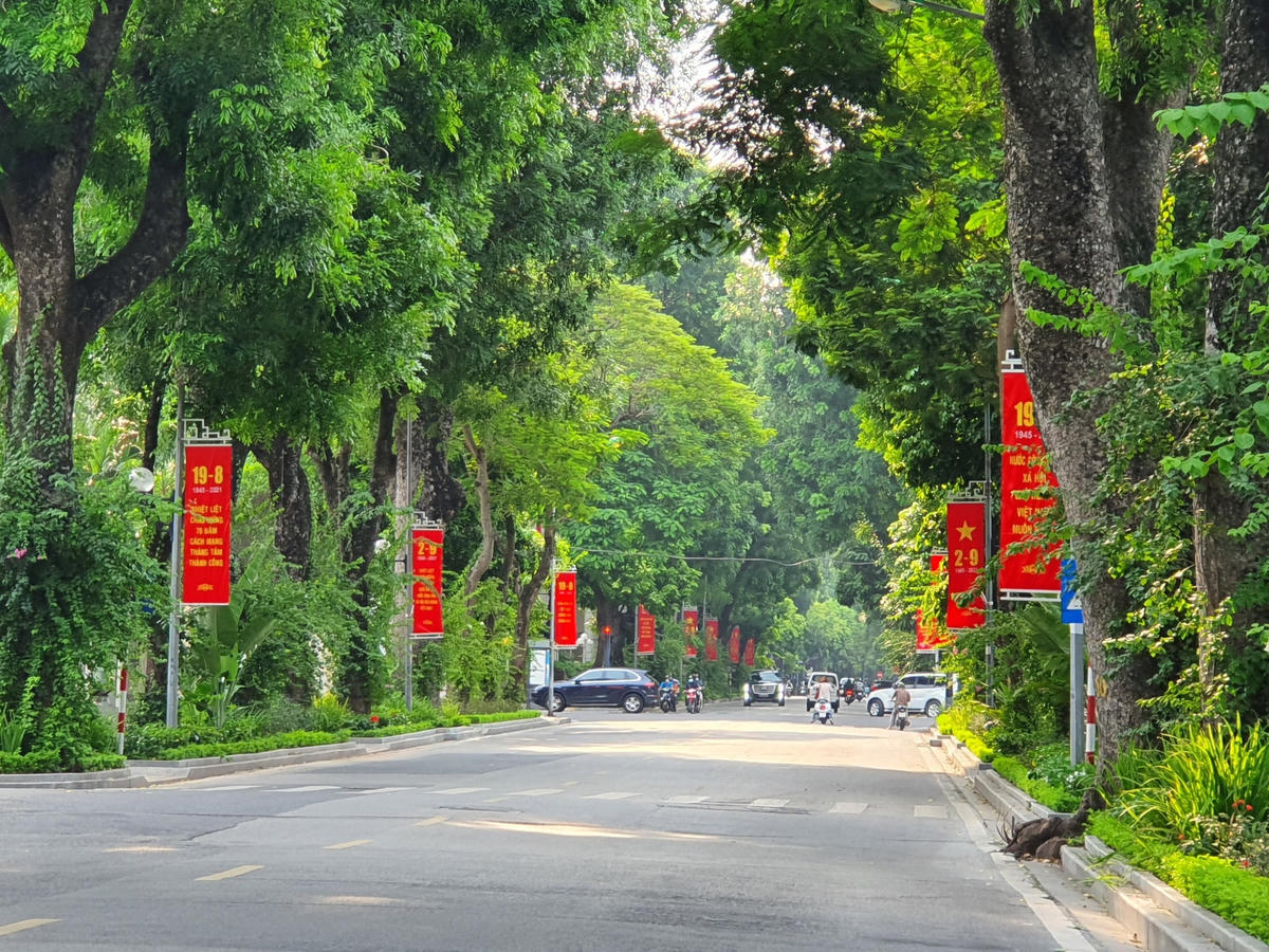 Kỷ niệm 76 năm Quốc khánh 2/9, trên nhiều tuyến phố của Hà Nội đã trang hoàng băng rôn, khẩu hiệu chào mừng.