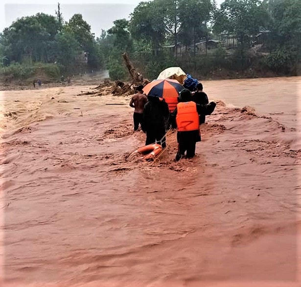 Cán bộ, chiến sĩ Đồn Biên phòng Cửa khẩu quốc tế La Lay vượt cầu tràn Đakrông (Quảng Trị) đưa sản phụ đến bệnh viện.