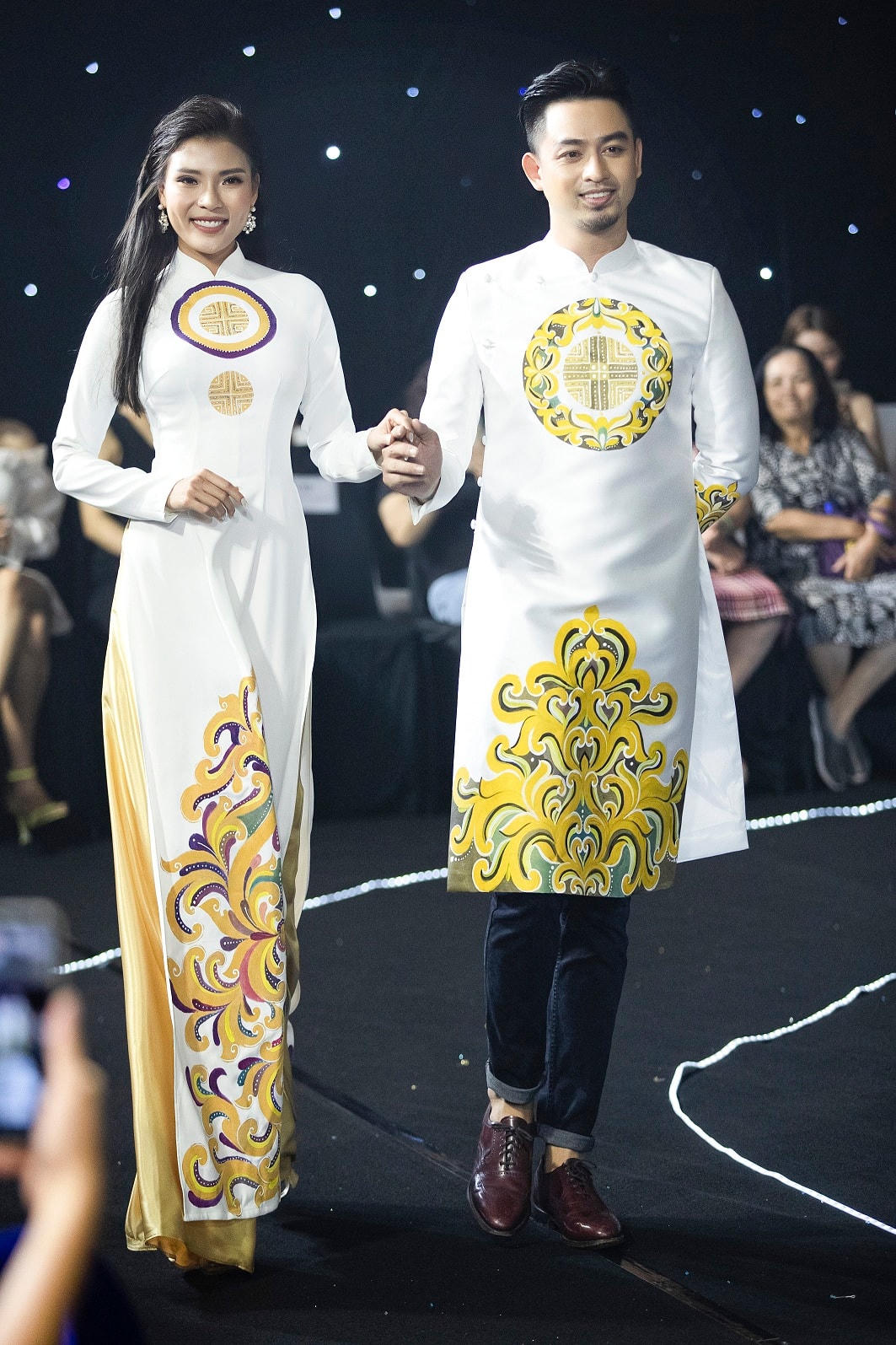 Diễn viên Thúy Diễm (trái) đảm nhận vai trò vedette trong show diễn.