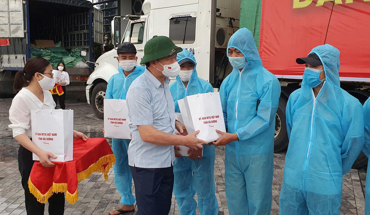 Ông Phạm Xuân Thăng, Bí thư Tỉnh ủy, Chủ tịch HĐND tỉnh tặng quà, động viên các lái xe vận chuyển gạo ủng hộ đồng bào miền Nam