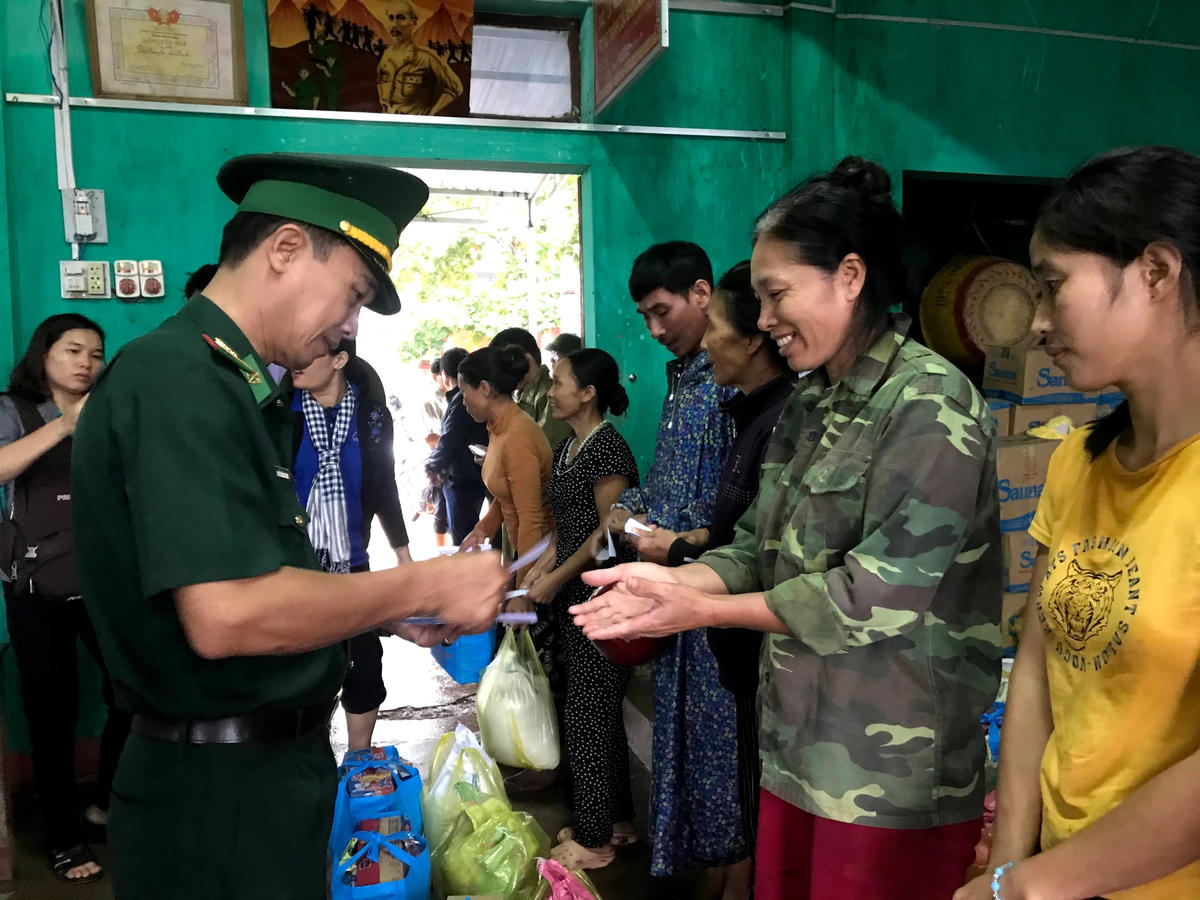 Đại tá Nguyễn Hồng Dũng, Phó Chỉ huy trưởng Bộ chỉ huy Bộ đội biên phòng TP HCM tặng quà cho người dân.