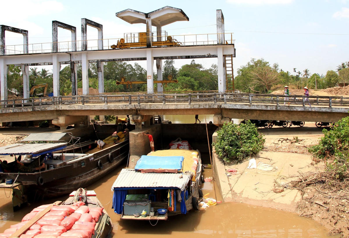 Các ống cống, cửa sông, cửa biển đã được chủ động đóng khi thuỷ triều lên.