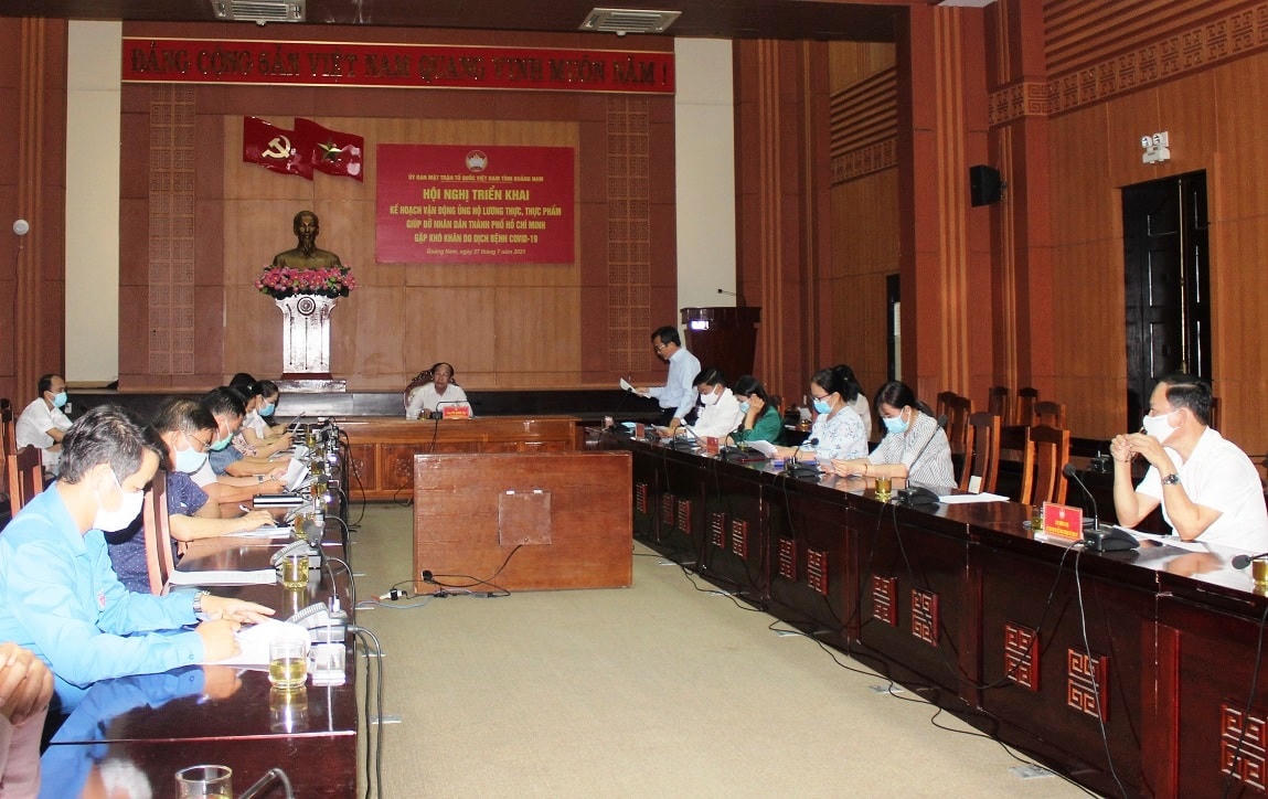 Hội nghị triển khai vận động ủng hộ nhu yếu phẩm giúp đỡ nhân dân TP HCM.