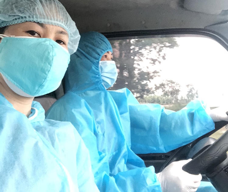 Chị Ninh lái xe tải cùng với hàng xóm đi khắp Việt Yên nhận và giao phát quà từ thiện hôm 2/6. Chủ doanh nghiệp ở Hà Nội sau khi tập kết hàng thiện nguyện đến kho nhà chị Ninh và chị Mai thì nhắn: "Em nể các chị quá. Em đi mới một chút đã mệt, trong khi các chị chia từng phần, đến từng nhà. Các chị quá có tâm mới làm được". Ảnh: Nhân vật cung cấp.  