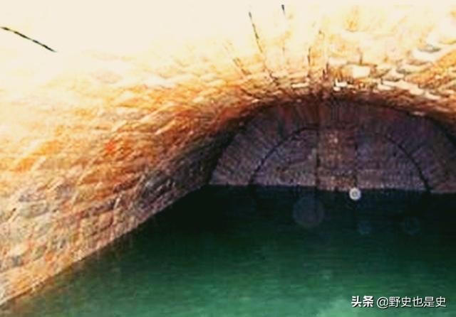 Hài cốt của vị vua nổi tiếng bị ném xuống sàn đá ngập nước sau vụ trộm mộ năm 1945. Ảnh: Daydaynews.