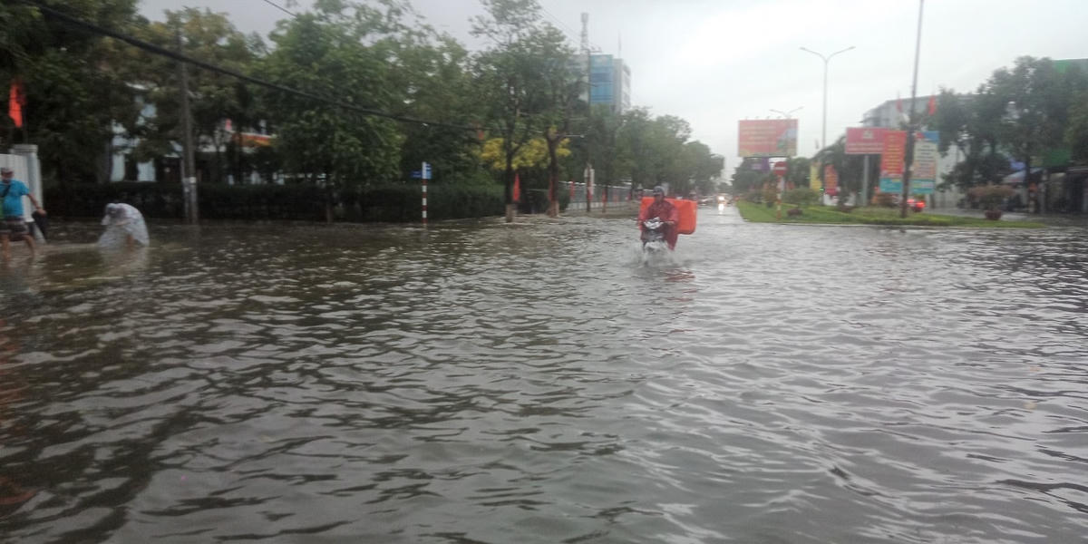 Một số tuyến đường TP Tam Kỳ ngập nước sâu.