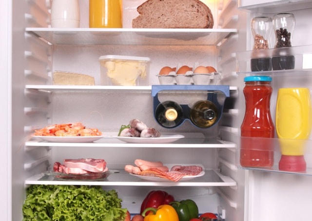 Vi khuẩn dễ phát triển khi để lẫn lộn thực phẩm sống và chín trong tủ lạnh.