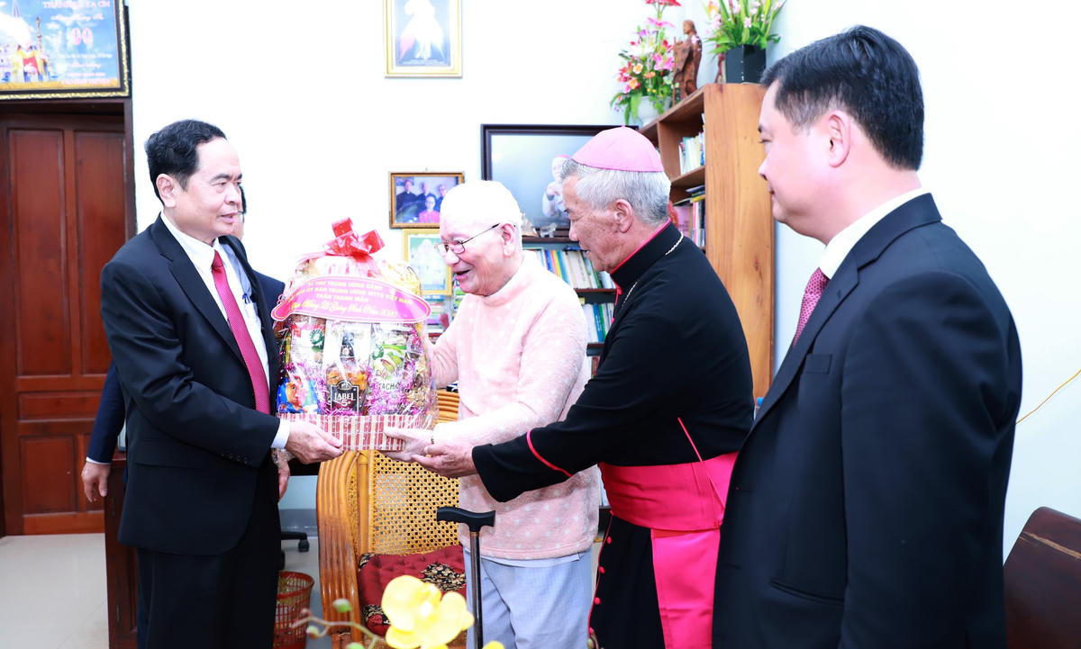 Chủ tịch Trần Thanh Mẫn chúc mừng Giáng sinh nguyên Giám mục Chính toà Giáo phận Vinh Cao Đình Thuyên và Giám mục Chính toà Giáo phận Vinh Nguyễn Hữu Long. Ảnh: Điền Bắc